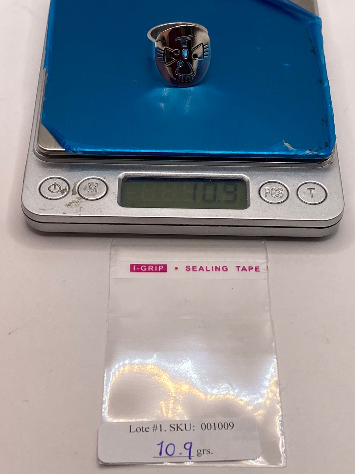 Anillo con Diseño de Cruz en Plata .925, peso en gramos (báscula)