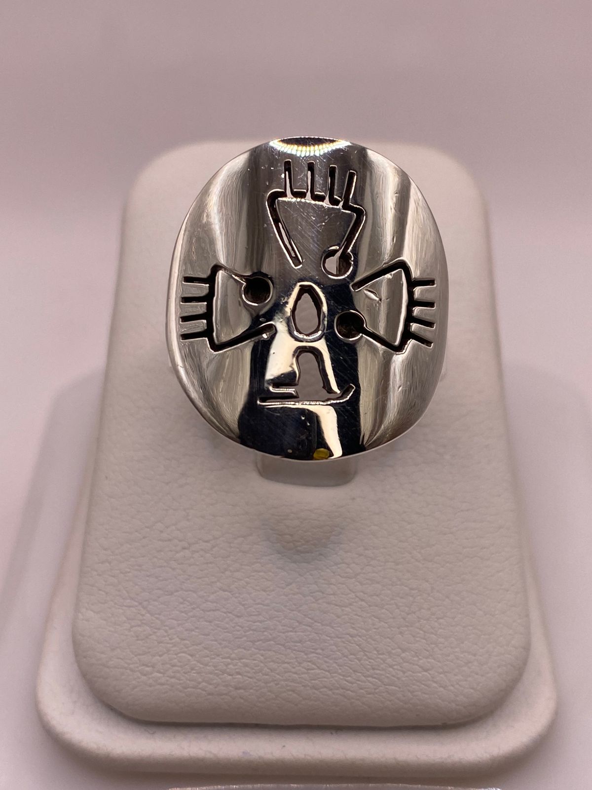 Anillo con Diseño de Cruz en Plata .925, vista lateral
