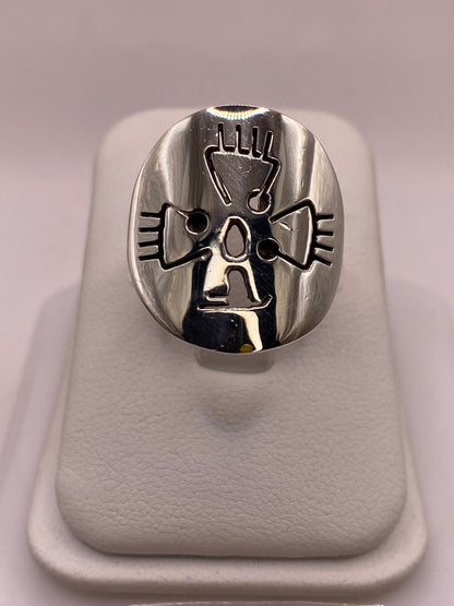 Anillo con Diseño de Cruz en Plata .925, vista lateral