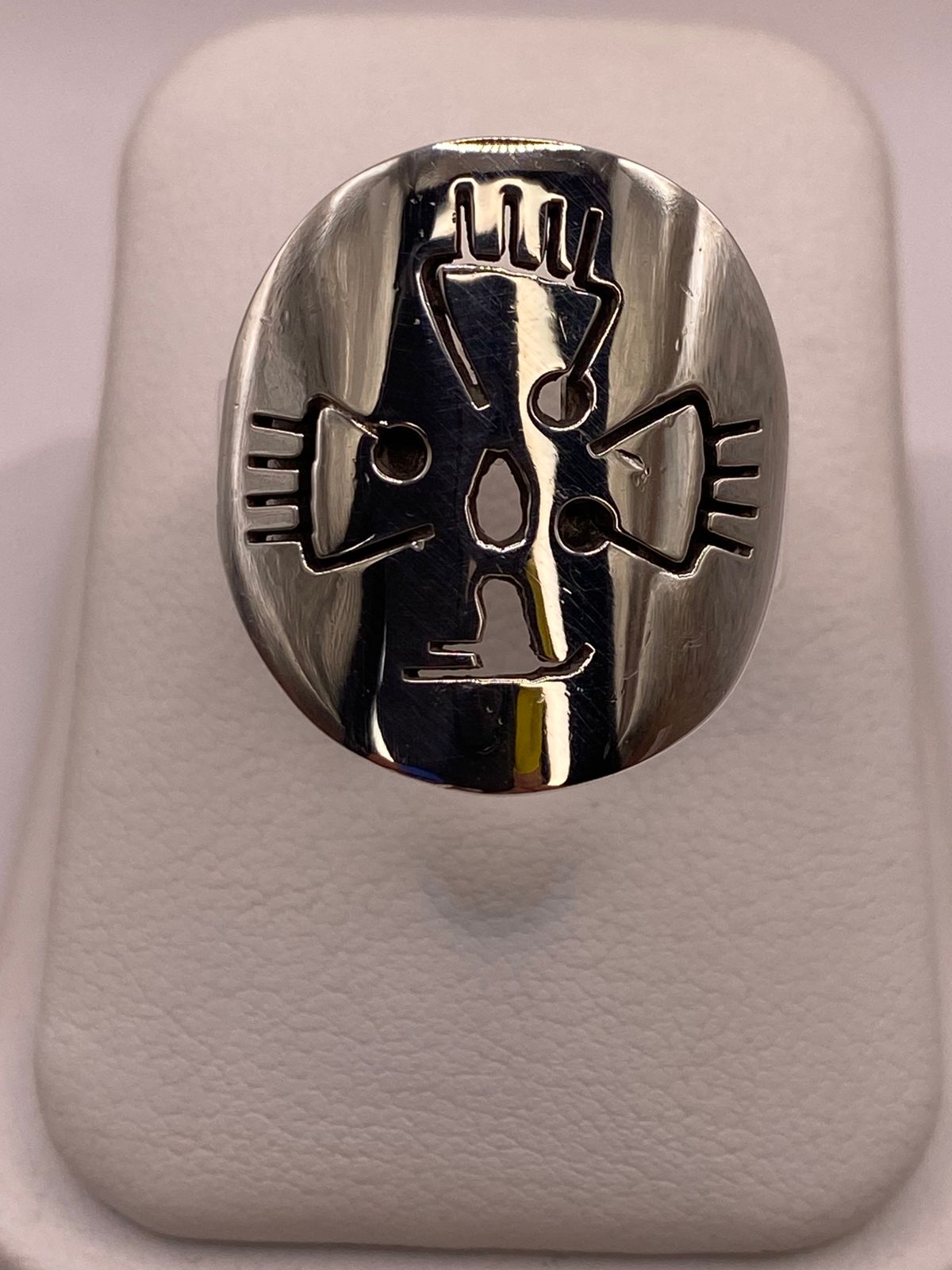 Anillo con Diseño de Cruz en Plata .925, vista de detalle