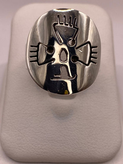 Anillo con Diseño de Cruz en Plata .925 en báscula mostrando peso