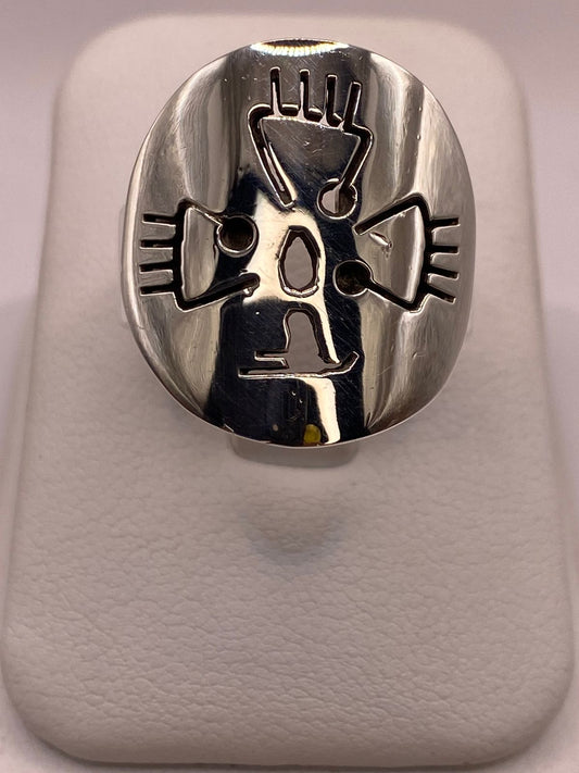 Anillo con Diseño de Cruz en Plata .925 en báscula mostrando peso