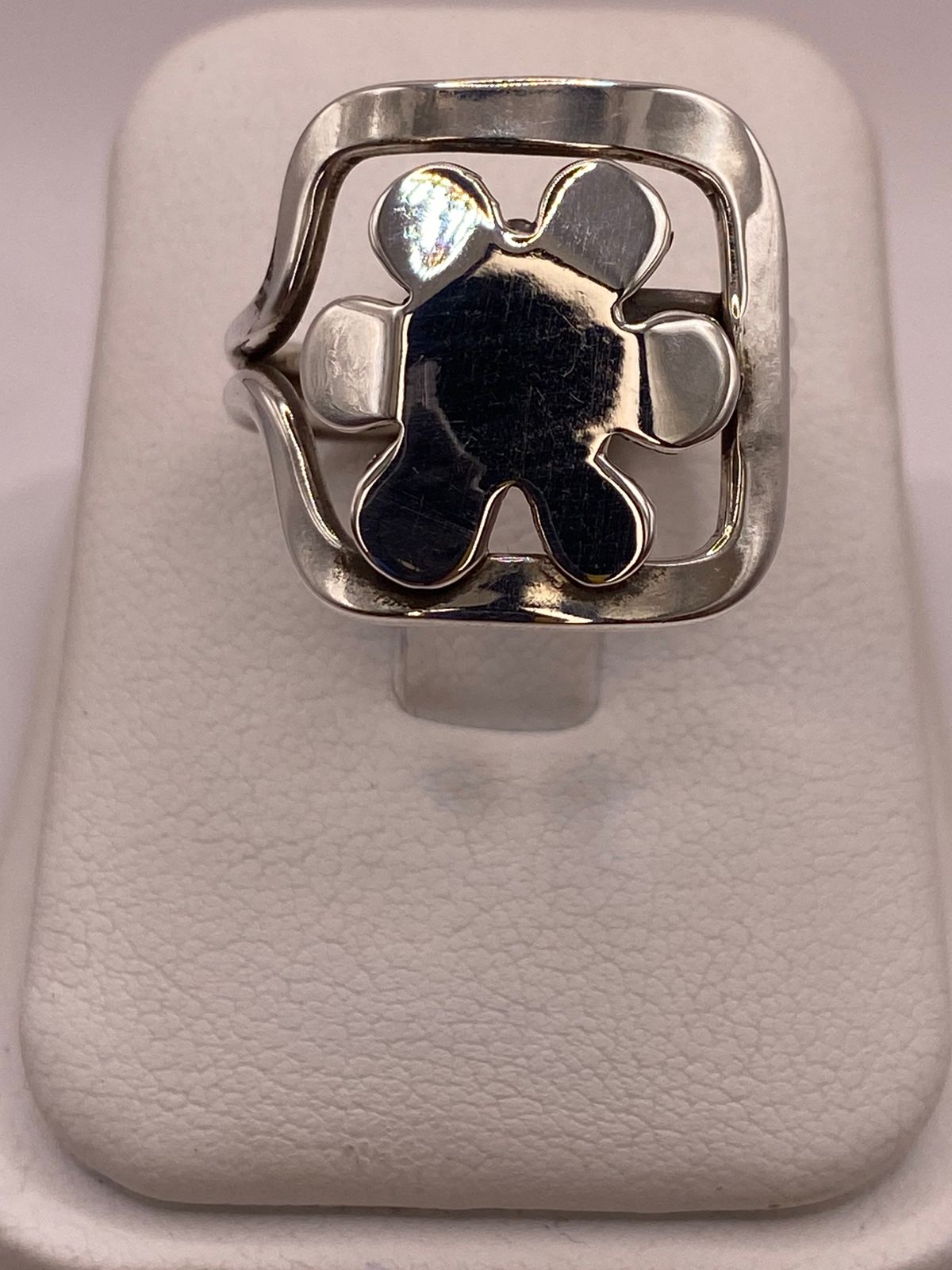 Anillo Diseño Orgánico en Marco Cuadrado Plata .925, vista de detalle