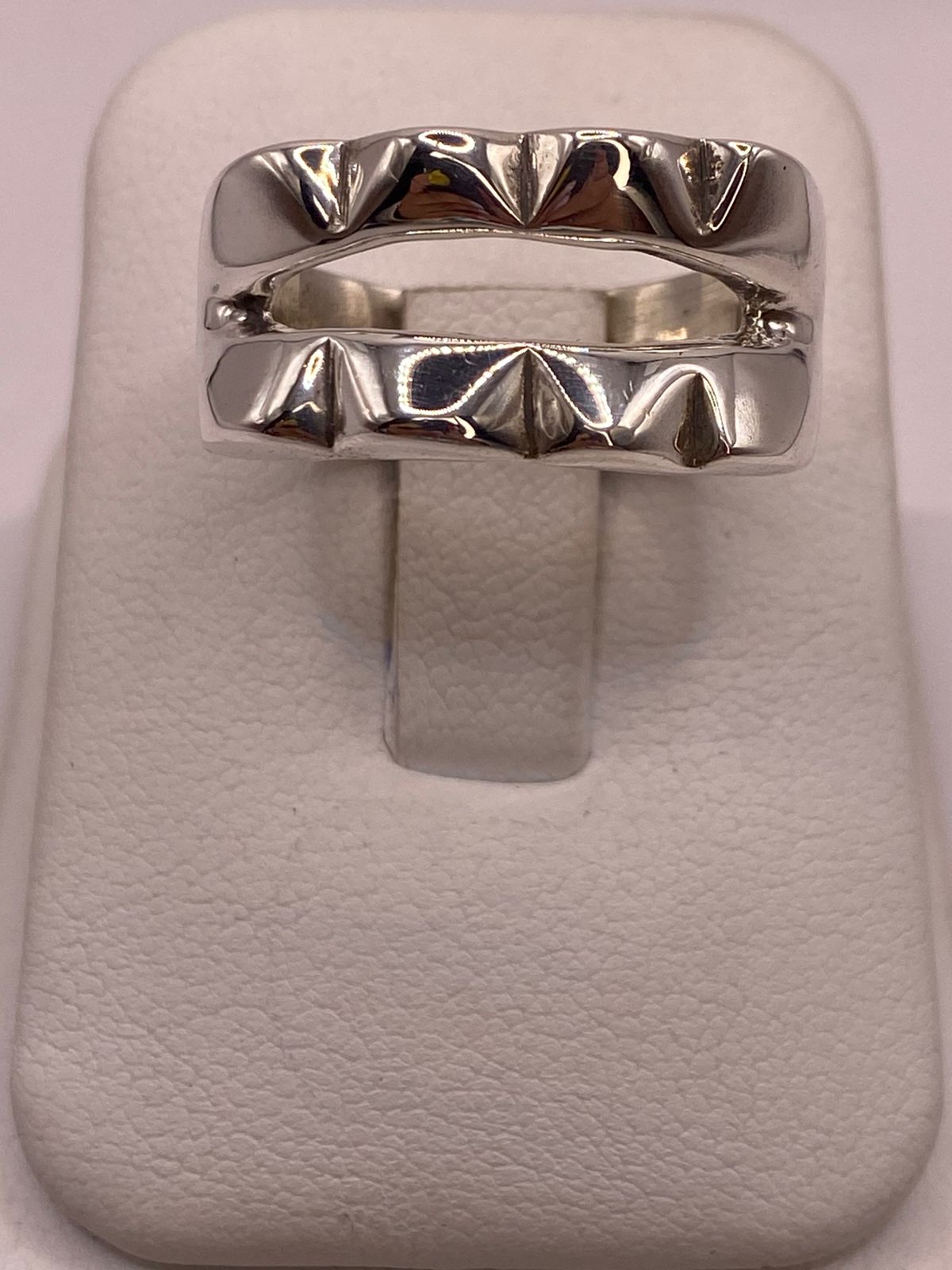 Anillo Doble Banda con Picos Esculpidos en Plata .925 — vista lateral