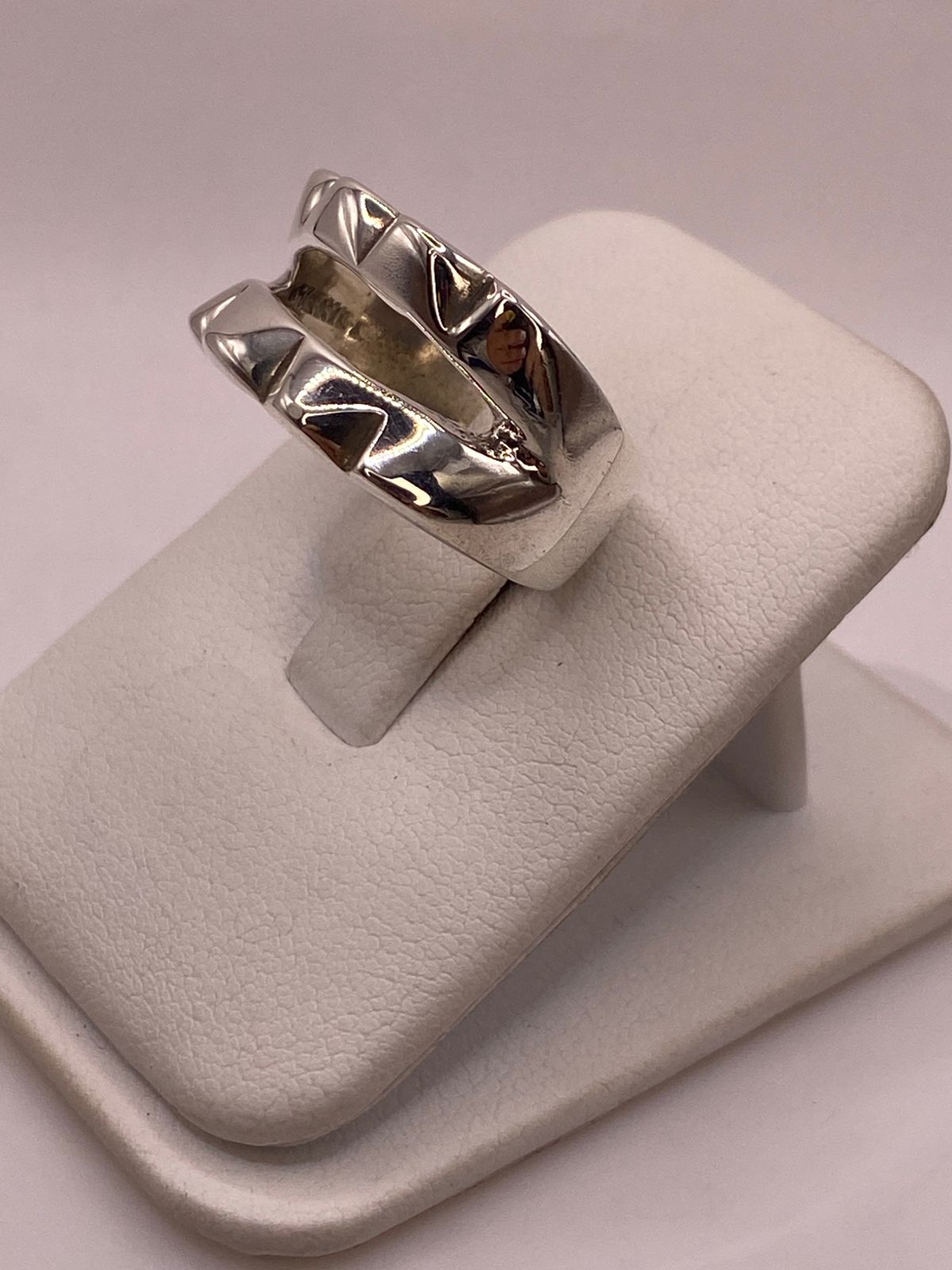 Anillo Doble Banda con Picos Esculpidos en Plata .925, vista frontal