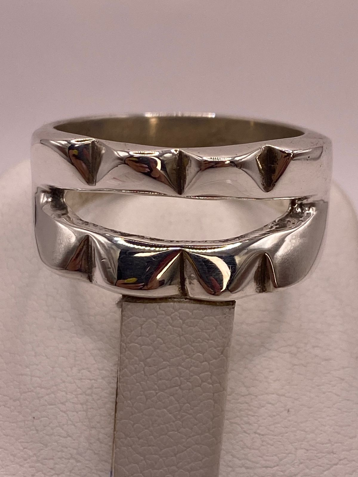 Anillo Doble Banda con Picos Esculpidos en Plata .925, sello de autenticidad Plata Ley .925