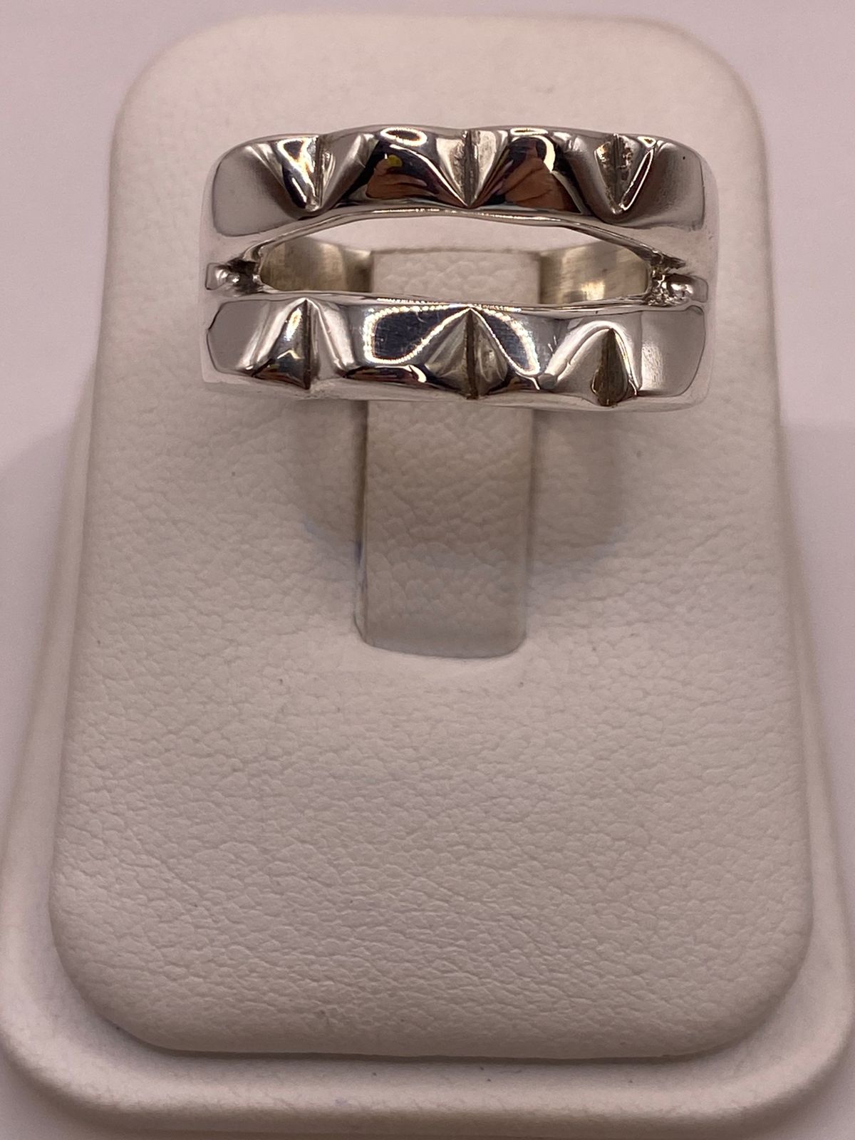 Anillo Doble Banda con Picos Esculpidos en Plata .925, vista lateral