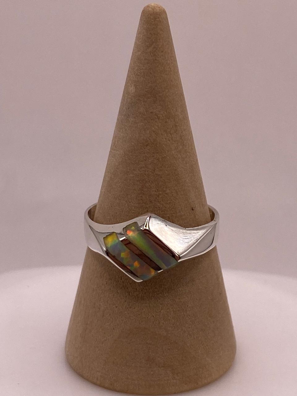 Anillo Doble Línea con Ópalo de Fuego Tornasol en Plata .925 — ángulo diagonal