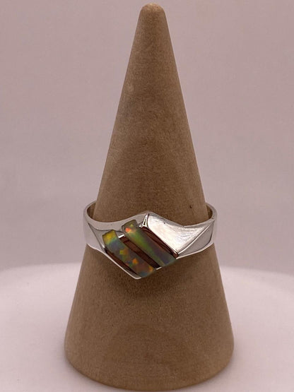 Anillo Doble Línea con Ópalo de Fuego Tornasol en Plata .925 — ángulo diagonal