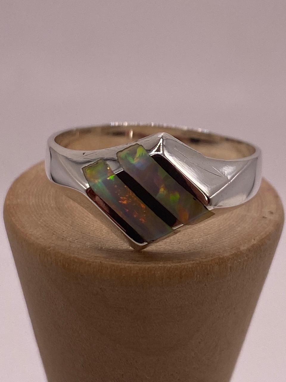 Anillo Doble Línea con Ópalo de Fuego Tornasol en Plata .925, vista de detalle