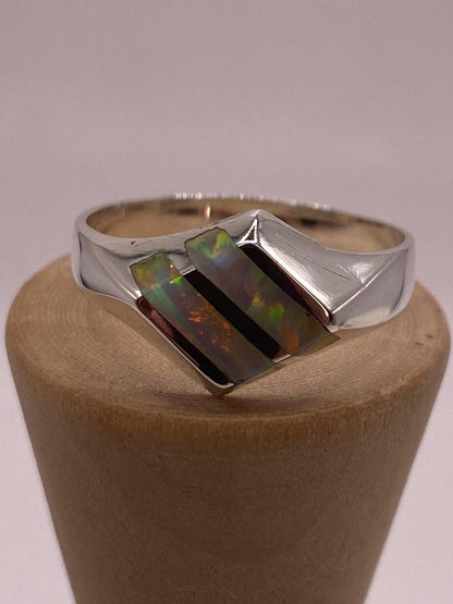 Anillo Doble Línea con Ópalo de Fuego Tornasol en Plata .925, vista de detalle