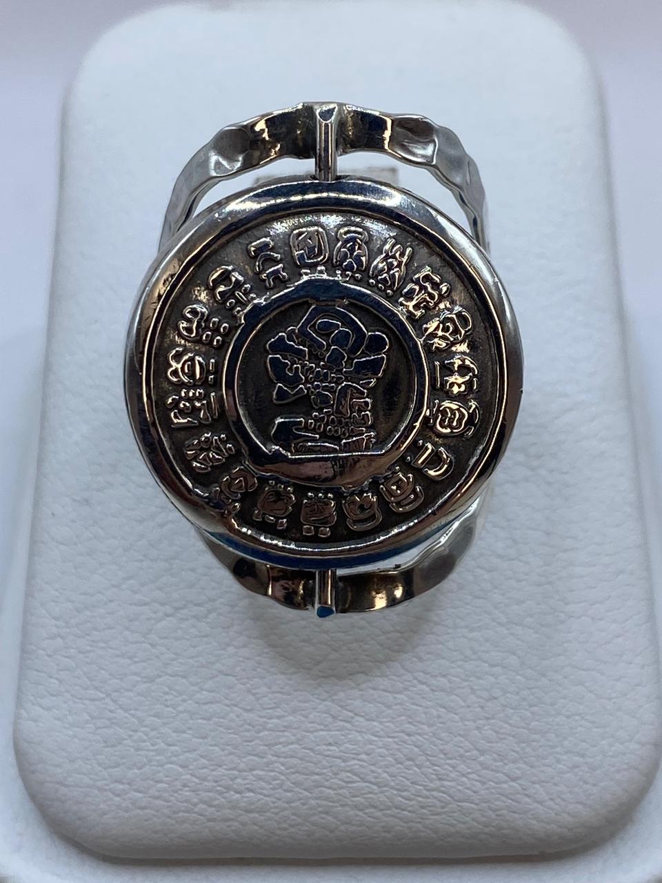 Anillo Doble Vista Calendario Azteca en Plata .925 Diseño Giratorio en báscula mostrando peso