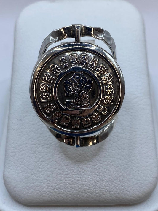 Anillo Doble Vista Calendario Azteca en Plata .925 Diseño Giratorio en báscula mostrando peso