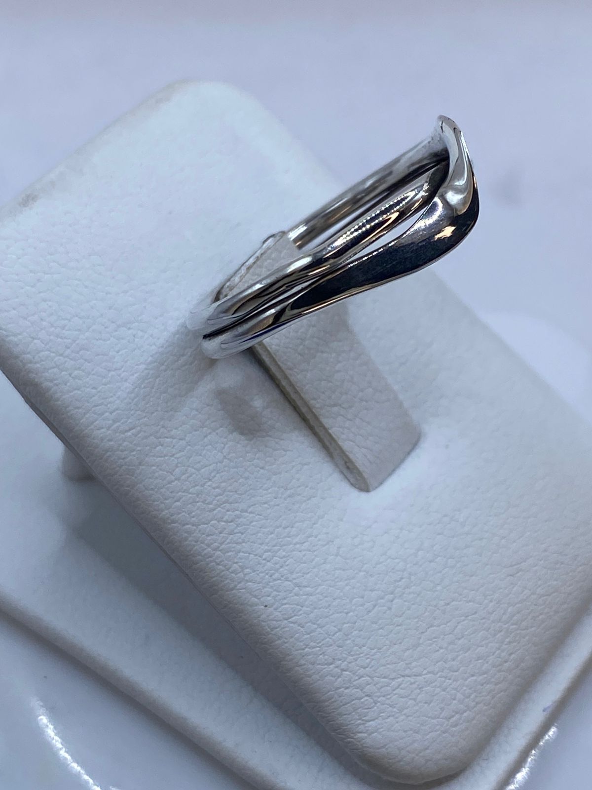 Anillo Doble Banda Entrelazada en Plata .925, vista de detalle