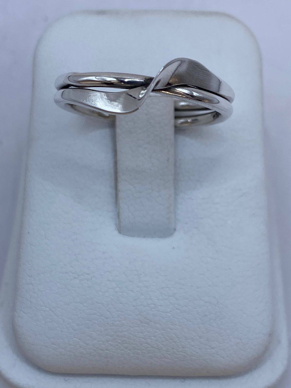 Anillo Doble Banda Entrelazada en Plata .925, vista lateral