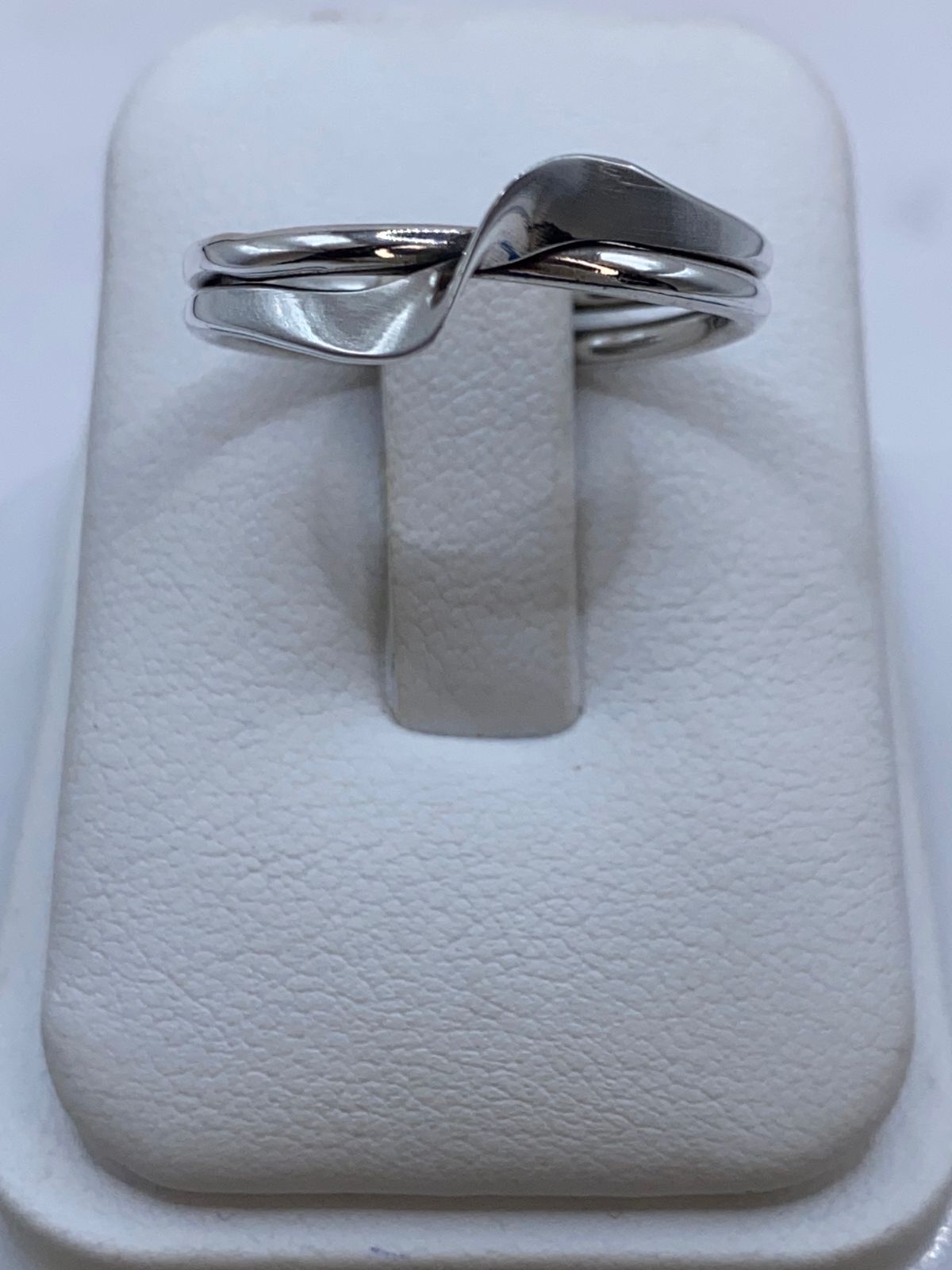 Anillo Doble Banda Entrelazada en Plata .925 en báscula mostrando peso