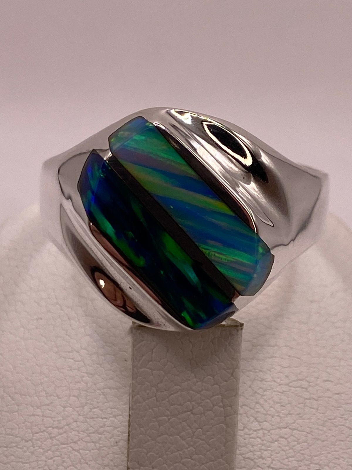 Anillo con Dos Líneas Diagonales de Ópalo de Fuego Multicolor en Plata .950, vista superior