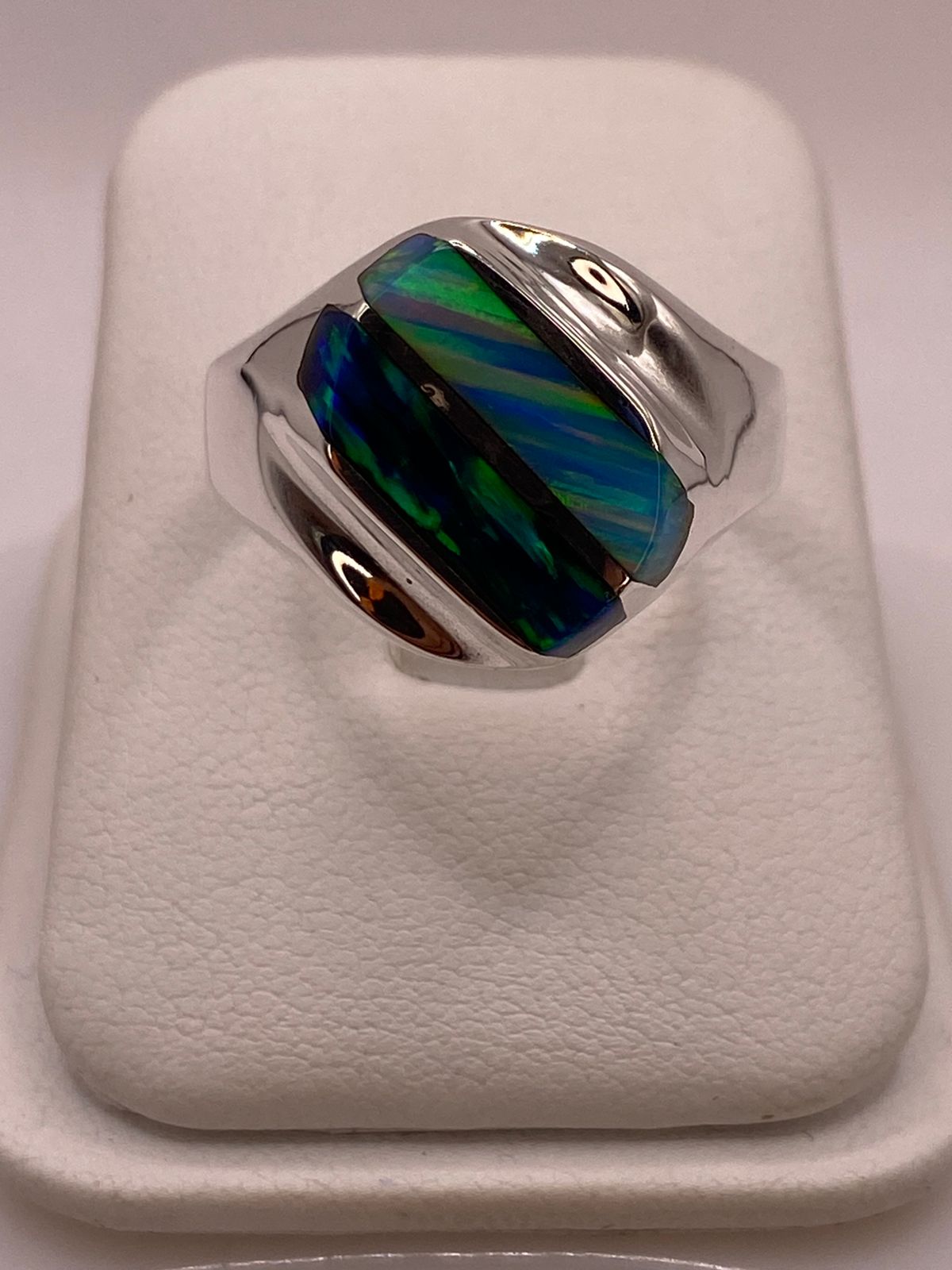 Anillo con Dos Líneas Diagonales de Ópalo de Fuego Multicolor en Plata .950, vista de detalle
