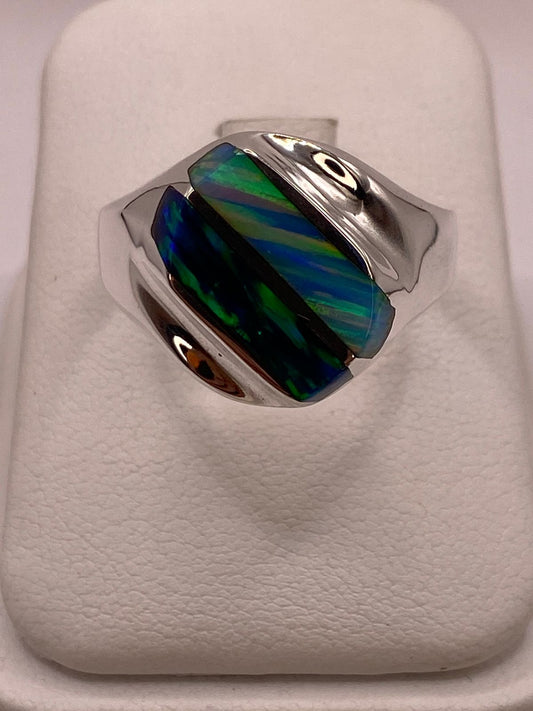 Anillo con Dos Líneas Diagonales de Ópalo de Fuego Multicolor en Plata .950 en báscula mostrando peso