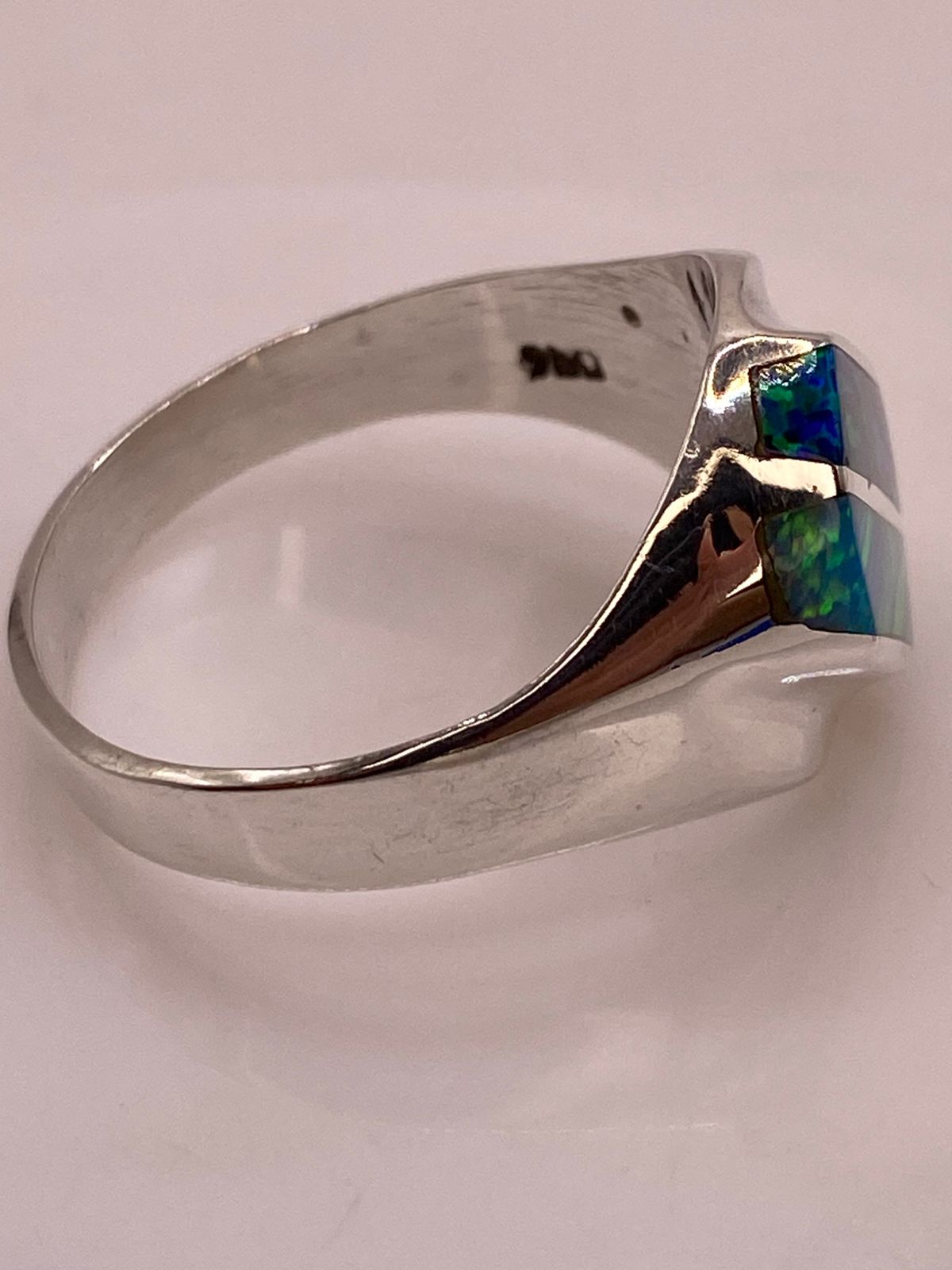 Anillo con Dos Líneas Diagonales de Ópalo de Fuego Multicolor en Plata .950, sello de autenticidad Plata Ley .925