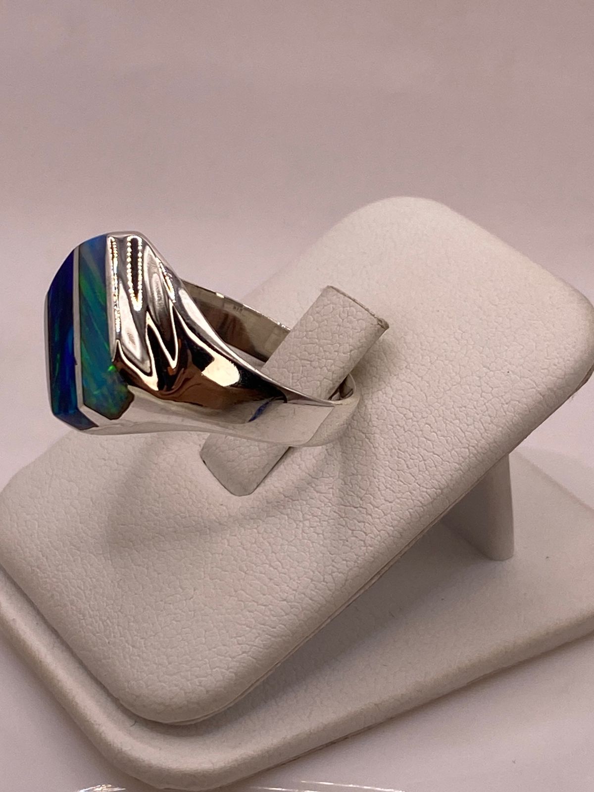 Anillo con Dos Líneas Diagonales de Ópalo de Fuego Multicolor en Plata .950, vista lateral
