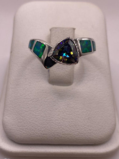 Anillo Elegante Curvo de Plata 950 con Ópalo de Fuego y Zirconia — ángulo diagonal