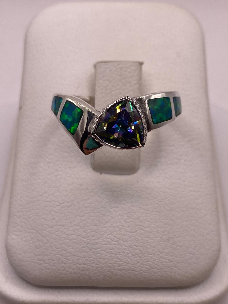 Anillo Elegante Curvo de Plata 950 con Ópalo de Fuego y Zirconia, vista lateral