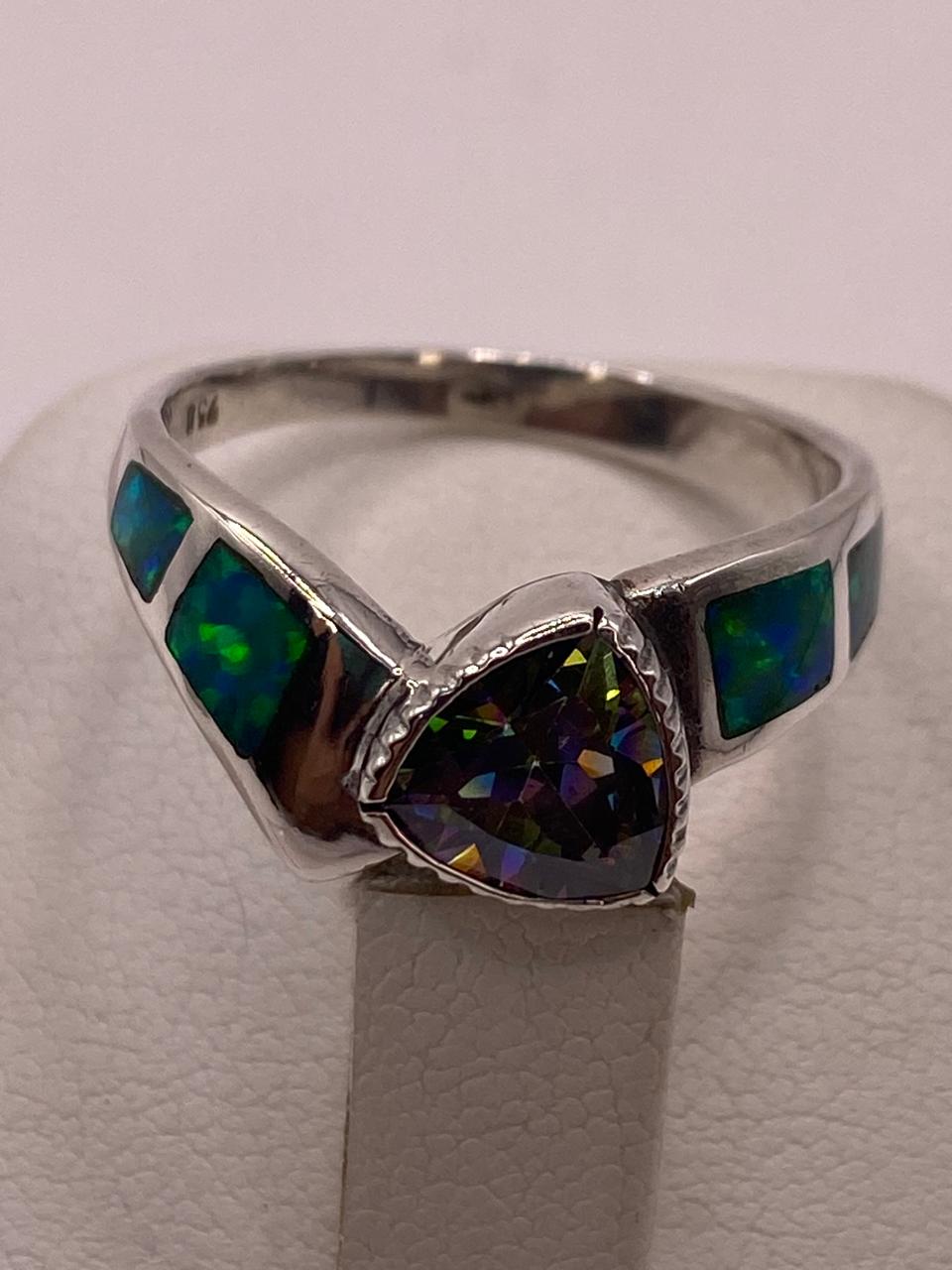 Anillo Elegante Curvo de Plata 950 con Ópalo de Fuego y Zirconia, vista de detalle