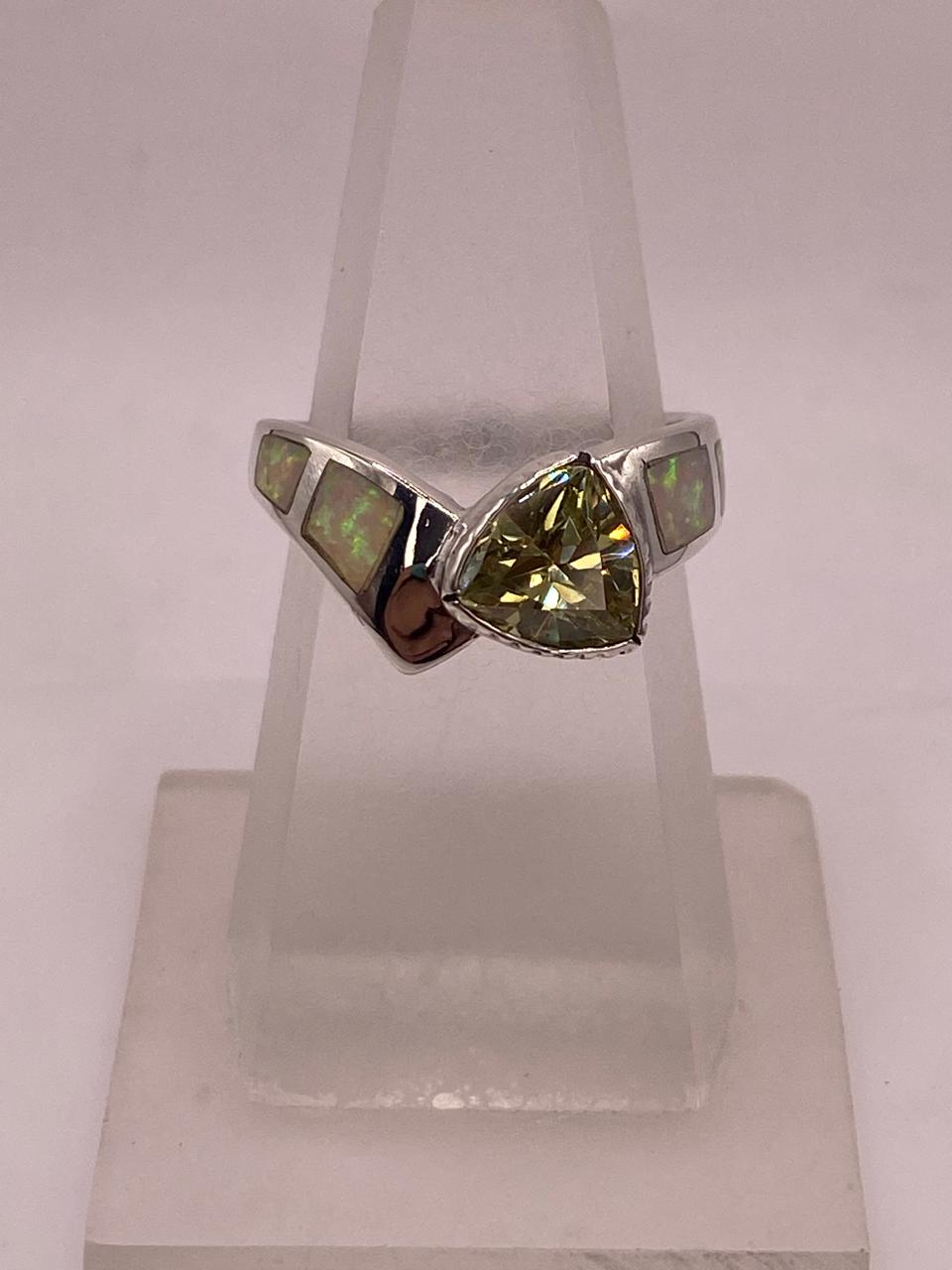 Anillo Elegante Curvo de Plata 950 con Ópalo de Fuego y Zirconia — detalle de acabado