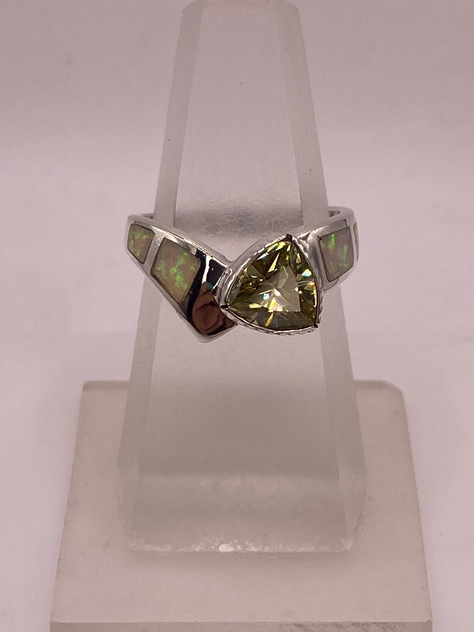 Anillo Elegante Curvo de Plata 950 con Ópalo de Fuego y Zirconia, vista lateral
