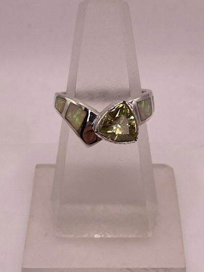 Anillo Elegante Curvo de Plata 950 con Ópalo de Fuego y Zirconia, vista lateral