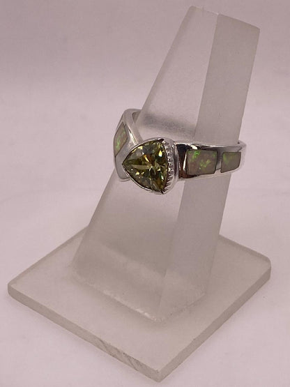 Anillo Elegante Curvo de Plata 950 con Ópalo de Fuego y Zirconia, vista frontal