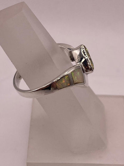 Anillo Elegante Curvo de Plata 950 con Ópalo de Fuego y Zirconia, vista de detalle