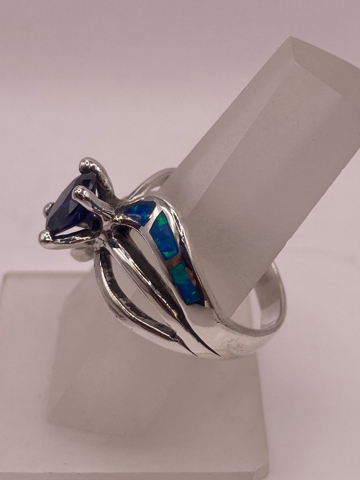 Anillo Elegante Curvo de Plata 950 con Ópalo de Fuego y Zirconia, vista de detalle