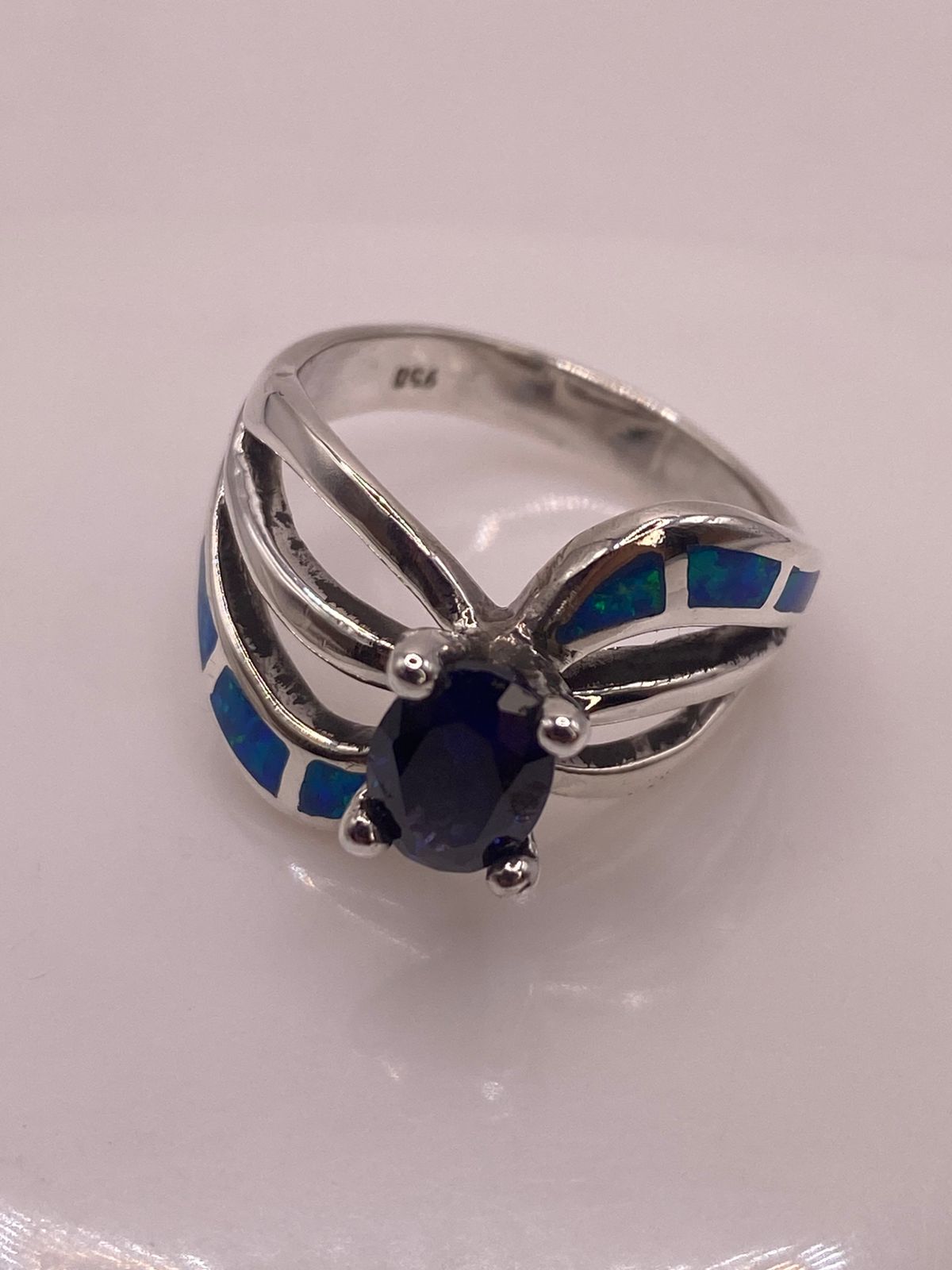 Anillo Elegante Curvo de Plata 950 con Ópalo de Fuego y Zirconia, sello de autenticidad Plata Ley .925