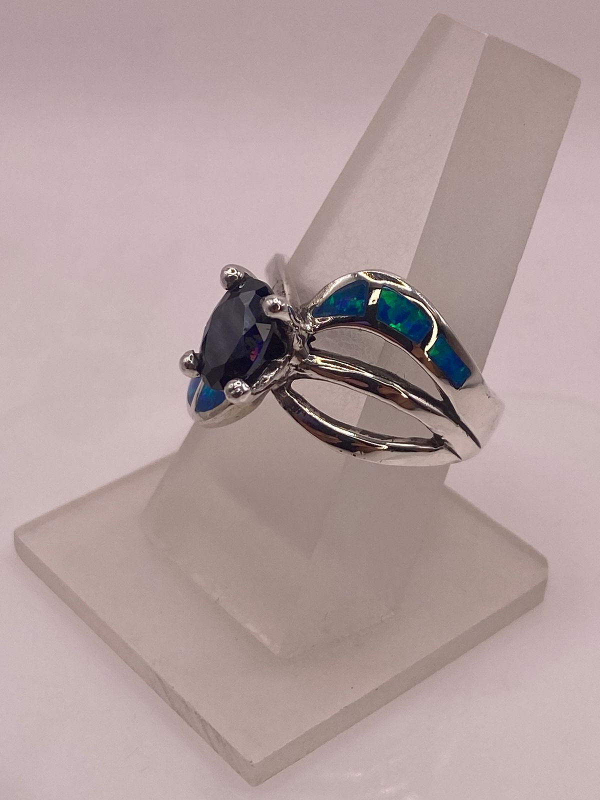 Anillo Elegante Curvo de Plata 950 con Ópalo de Fuego y Zirconia, vista de detalle