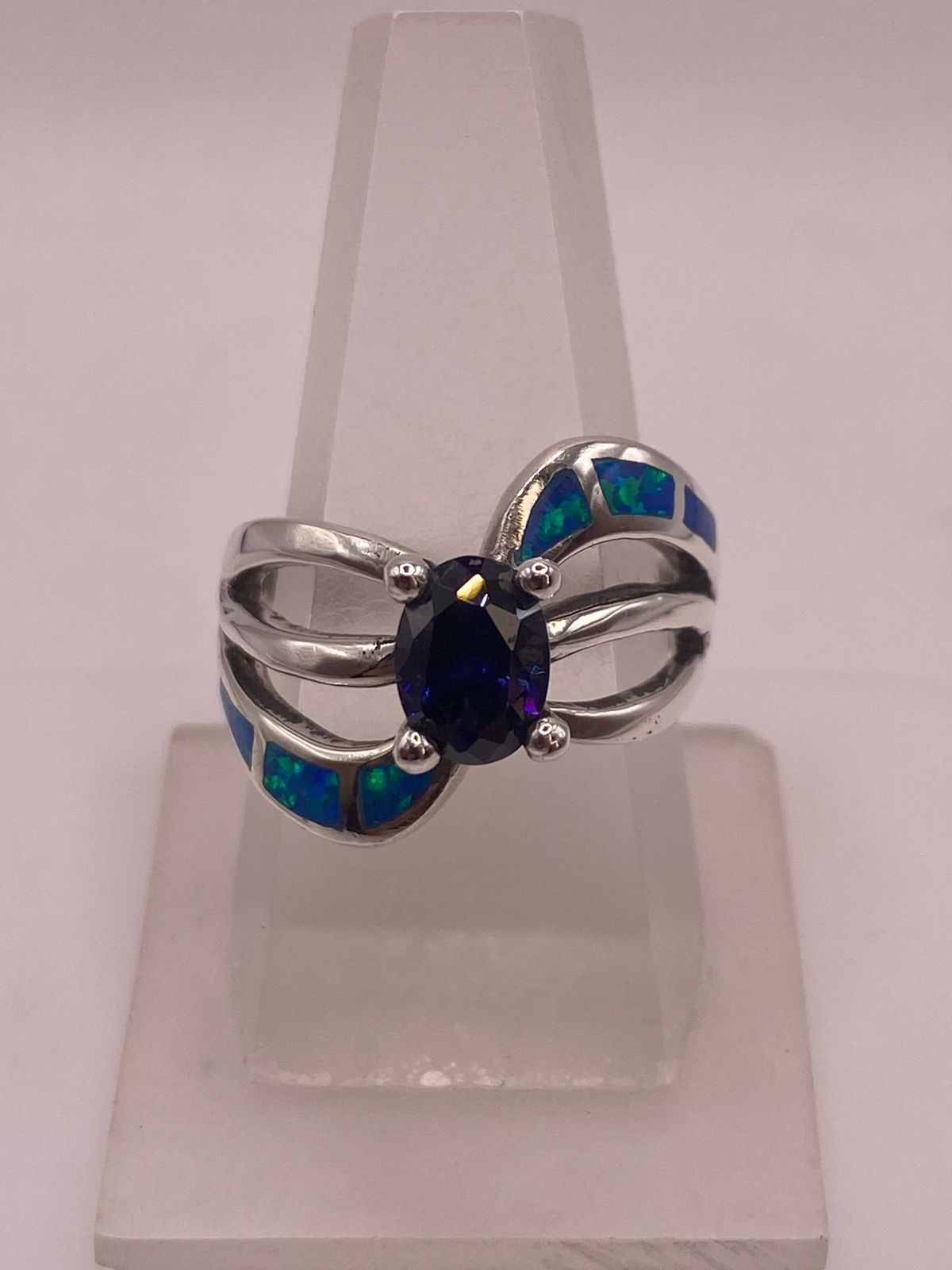 Anillo Elegante Curvo de Plata 950 con Ópalo de Fuego y Zirconia — ángulo diagonal