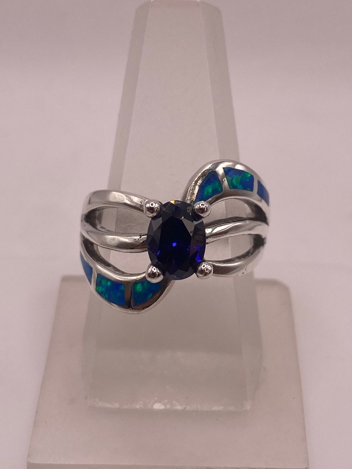 Anillo Elegante Curvo de Plata 950 con Ópalo de Fuego y Zirconia, vista lateral