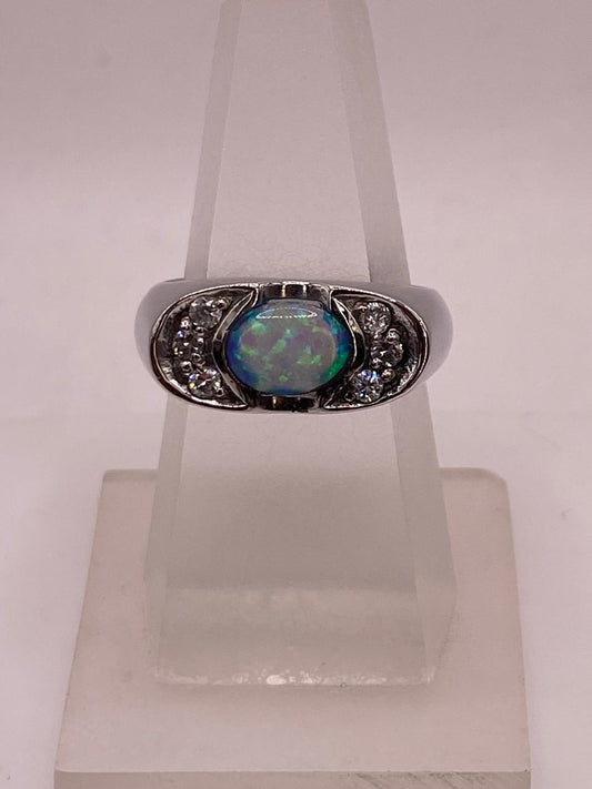 Anillo Elegante de Plata 925 con Ópalo de Fuego y Zirconia en báscula mostrando peso
