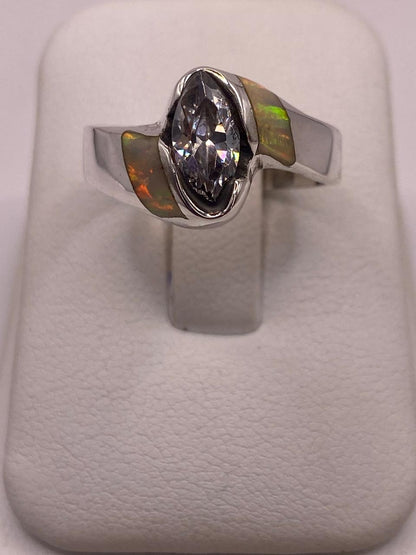 Anillo Elegante de Plata 950con Ópalo de Fuego y Zirconia, vista lateral