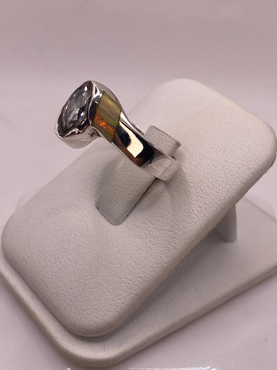 Anillo Elegante de Plata 950con Ópalo de Fuego y Zirconia, vista de detalle