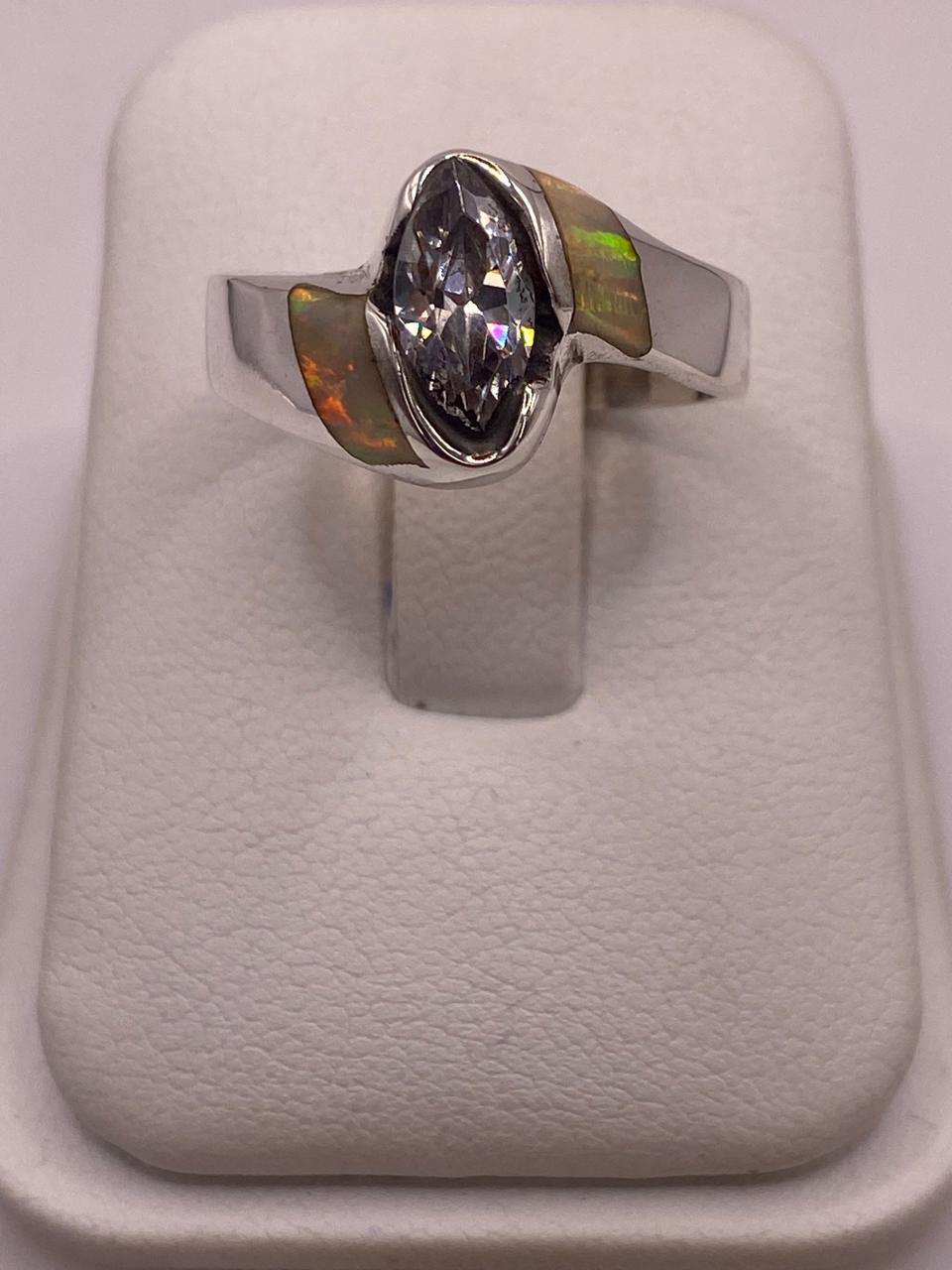 Anillo Elegante de Plata 950con Ópalo de Fuego y Zirconia — ángulo diagonal