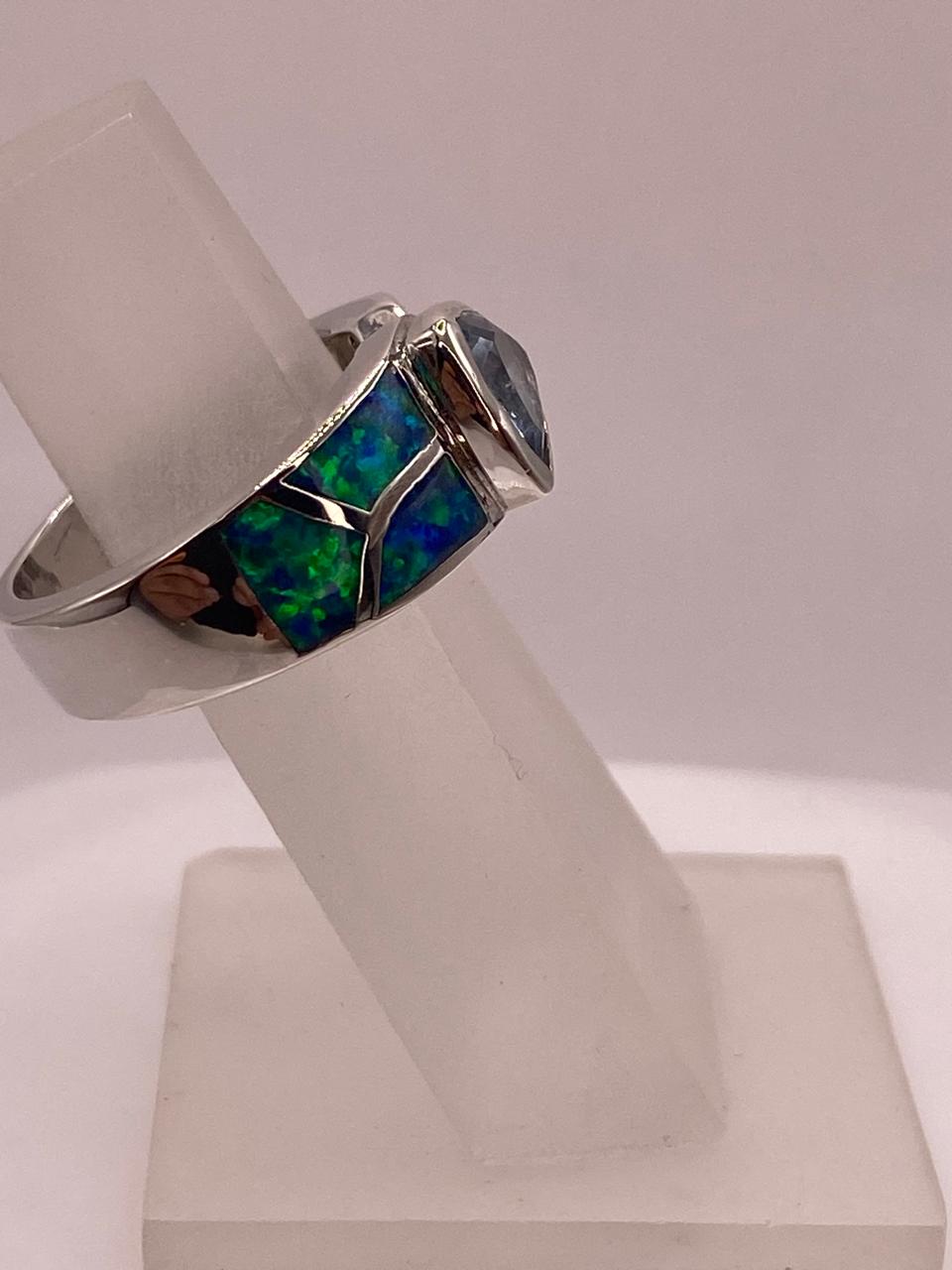 Anillo Elegante con Ópalo de Fuego Tornasol y Zirconia en Plata .925, vista de detalle