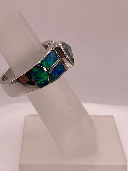 Anillo Elegante con Ópalo de Fuego Tornasol y Zirconia en Plata .925, vista de detalle