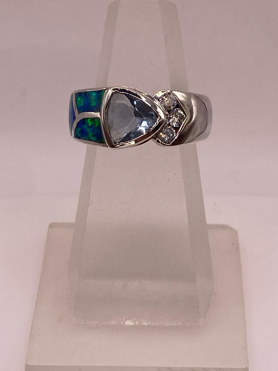 Anillo Elegante con Ópalo de Fuego Tornasol y Zirconia en Plata .925, vista lateral