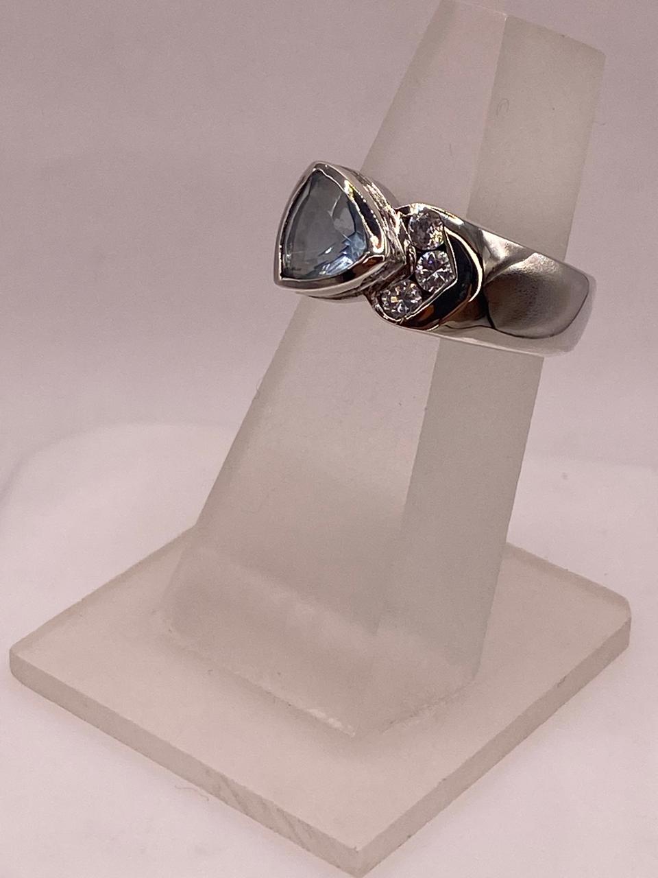 Anillo Elegante con Ópalo de Fuego Tornasol y Zirconia en Plata .925, vista frontal