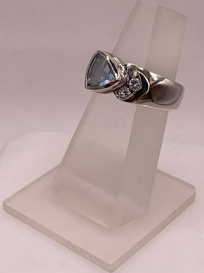 Anillo Elegante con Ópalo de Fuego Tornasol y Zirconia en Plata .925, vista frontal