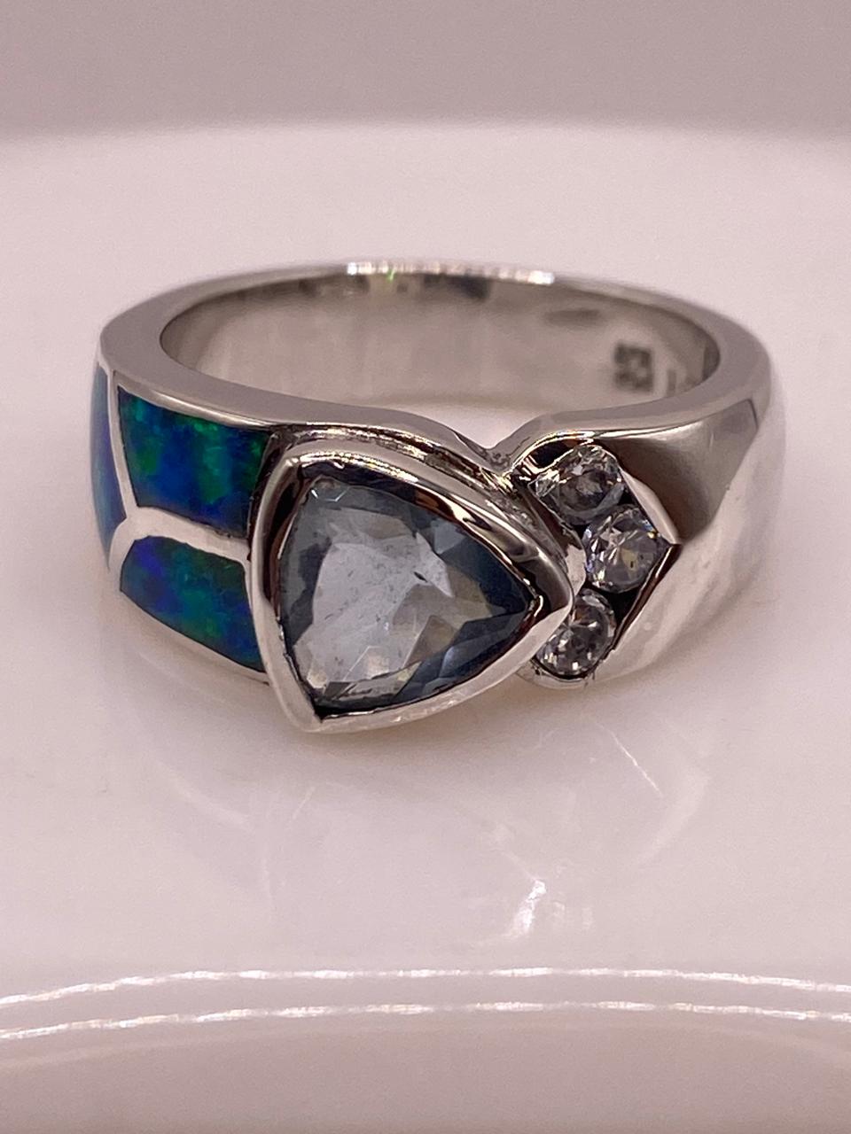 Anillo Elegante con Ópalo de Fuego Tornasol y Zirconia en Plata .925, vista superior