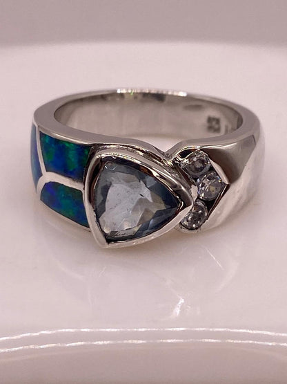 Anillo Elegante con Ópalo de Fuego Tornasol y Zirconia en Plata .925, vista superior