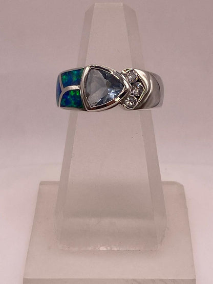 Anillo Elegante con Ópalo de Fuego Tornasol y Zirconia en Plata .925 en báscula mostrando peso